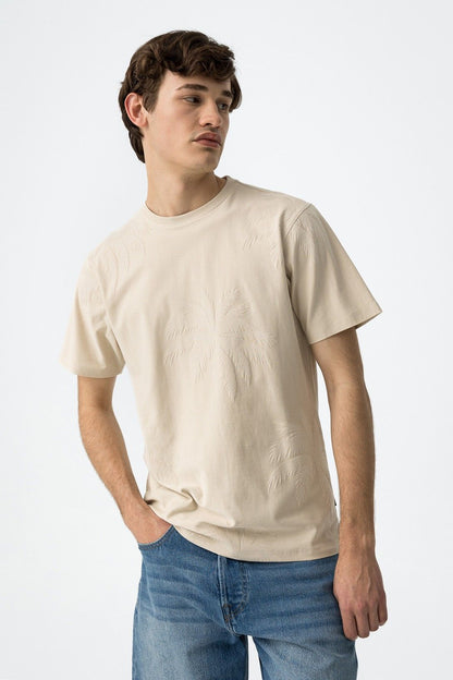 "T-Shirt Creed indossata - fit casual per look quotidiano"