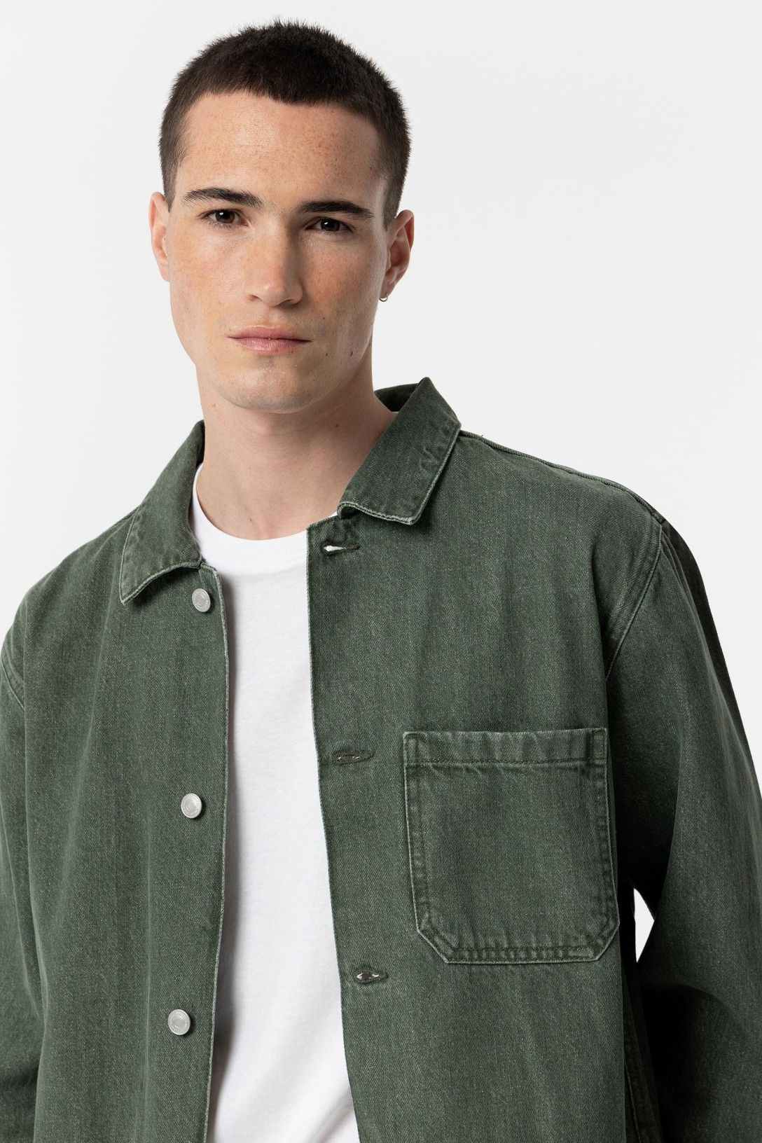 Giubbotto denim verde oversize - dettaglio tasche laterali e vestibilità
