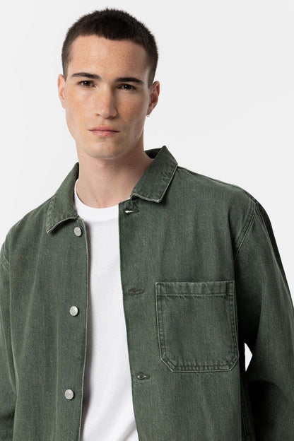 Giubbotto denim verde oversize - dettaglio tasche laterali e vestibilità
