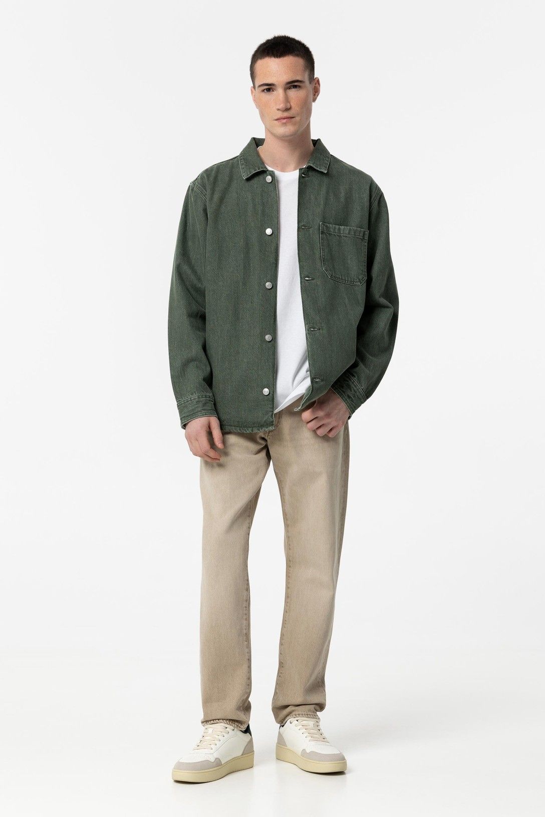 Giubbotto jeans verde Cristo - modello indossato, stile casual autunnale

