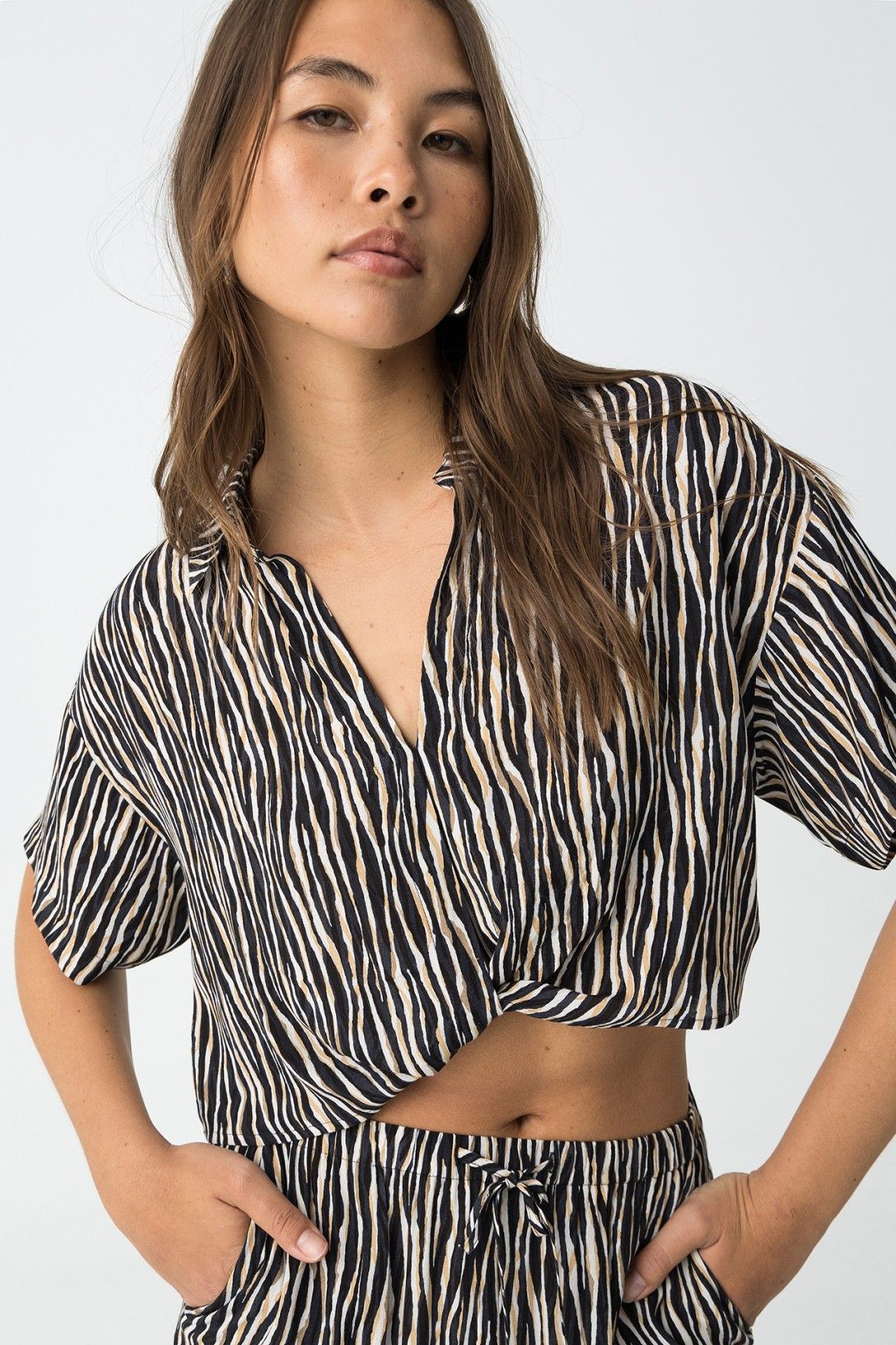 "Camicia corta con colletto a revers e stampa animalier"