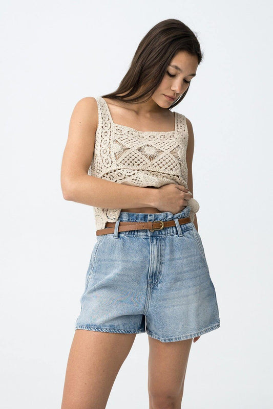 Shorts Jeans Dinah donna – pantaloncini denim blu chiaro con cintura marrone e tasche laterali a vista, collezione estate Frarò
