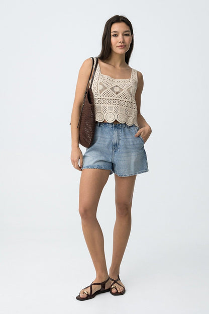 Shorts Jeans Dinah indossati di profilo – vestibilità regolare in denim blu chiaro, pantaloncini donna estate
