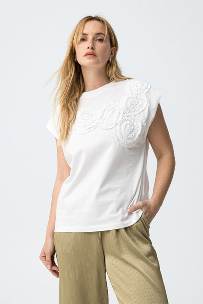 T-Shirt Donna Bianca Dragonair vista frontale - indossata - total look con pantalone cotone