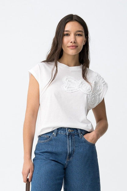 T-Shirt Donna Bianca Dragonair indossata da modella, total look con denim