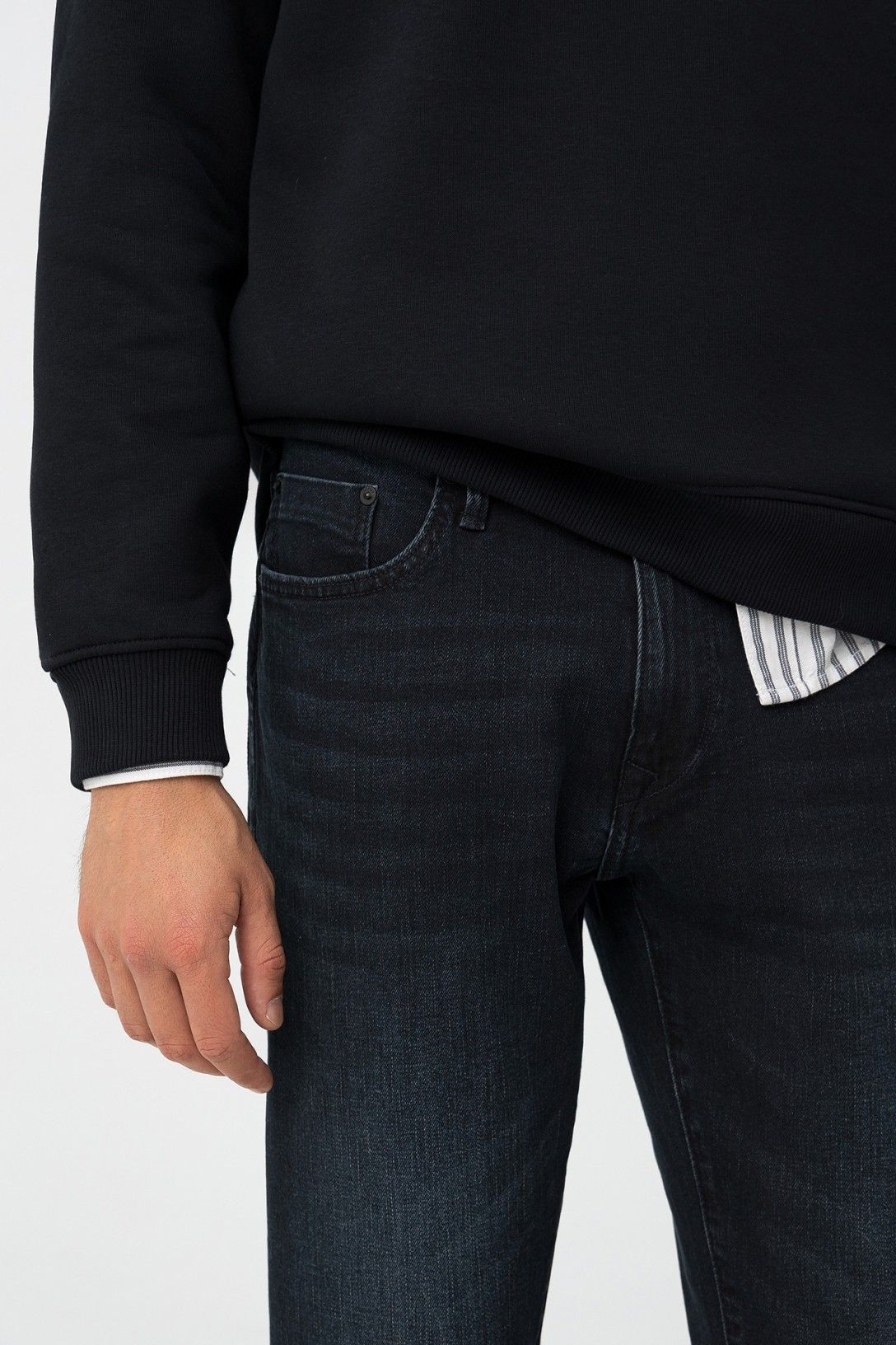  "Jeans Dylan uomo - dettaglio effetto slavato e cinque tasche"