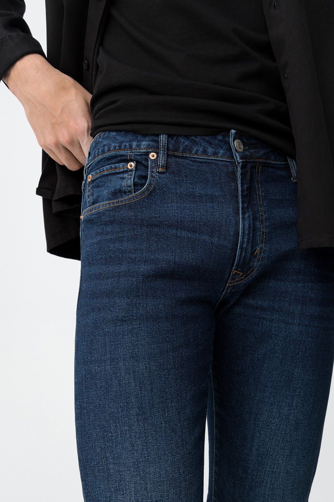 Jeans uomo Dylan 113 denim scuro - dettaglio vestibilità e cuciture
