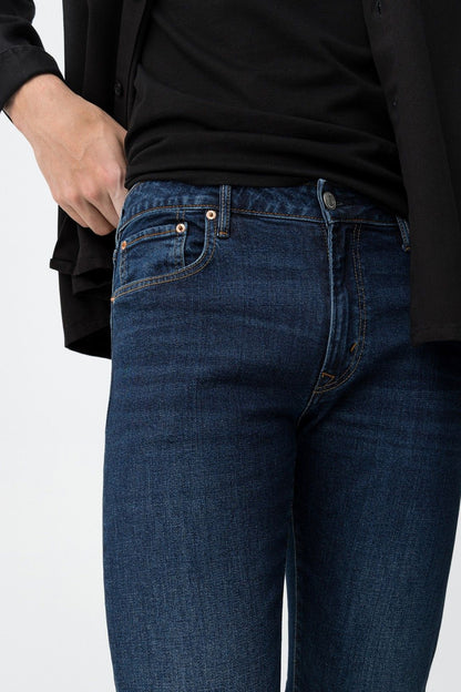Jeans uomo Dylan 113 denim scuro - dettaglio vestibilità e cuciture
