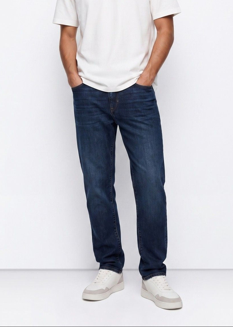 Jeans uomo Dylan_119 slim fit blu scuro con sabbiatura vista frontale, indossato da modello - 5 tasche, vita media – Frarò