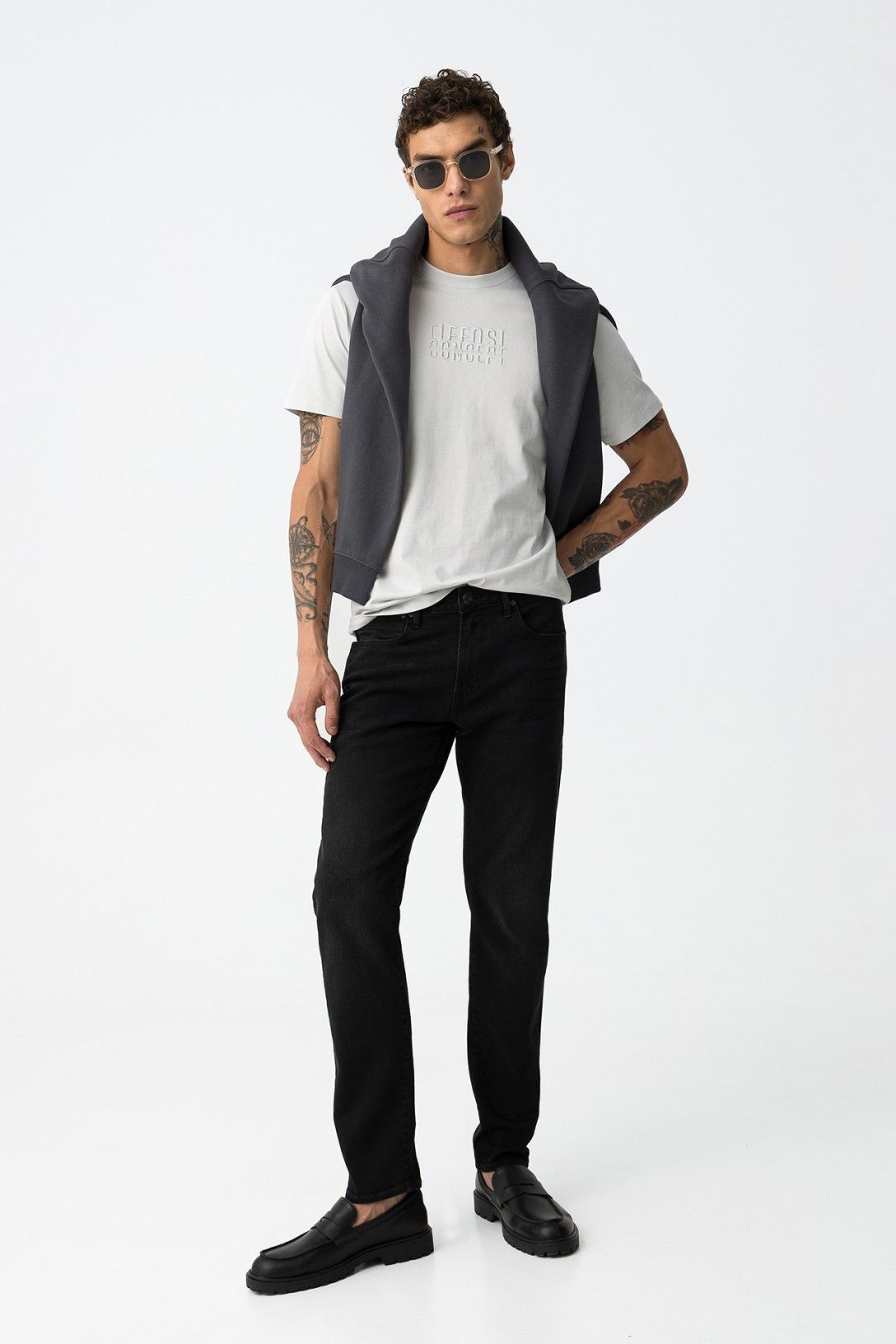 Jeans nero Dylan_106 Tiffosi - dettaglio fit slim e vestibilità con modello in posa casual
