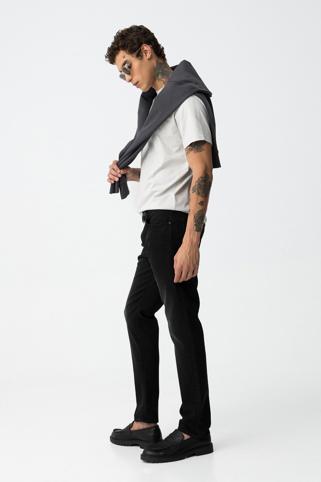 Jeans uomo nero Dylan_106 Tiffosi - modello con felpa grigia che mostra vestibilità slim e stile casual
