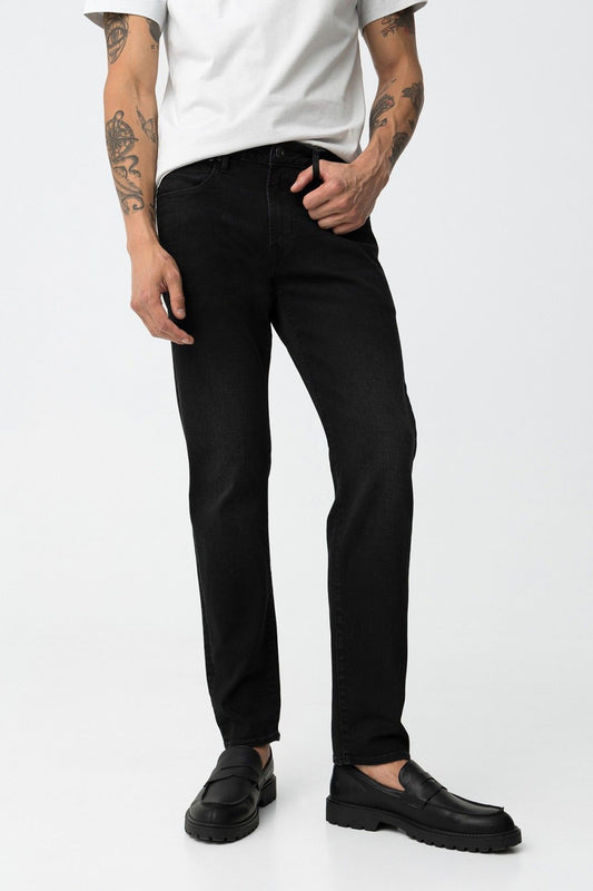 Jeans uomo nero Dylan_106 slim fit Tiffosi - vista frontale con modello che indossa t-shirt bianca
