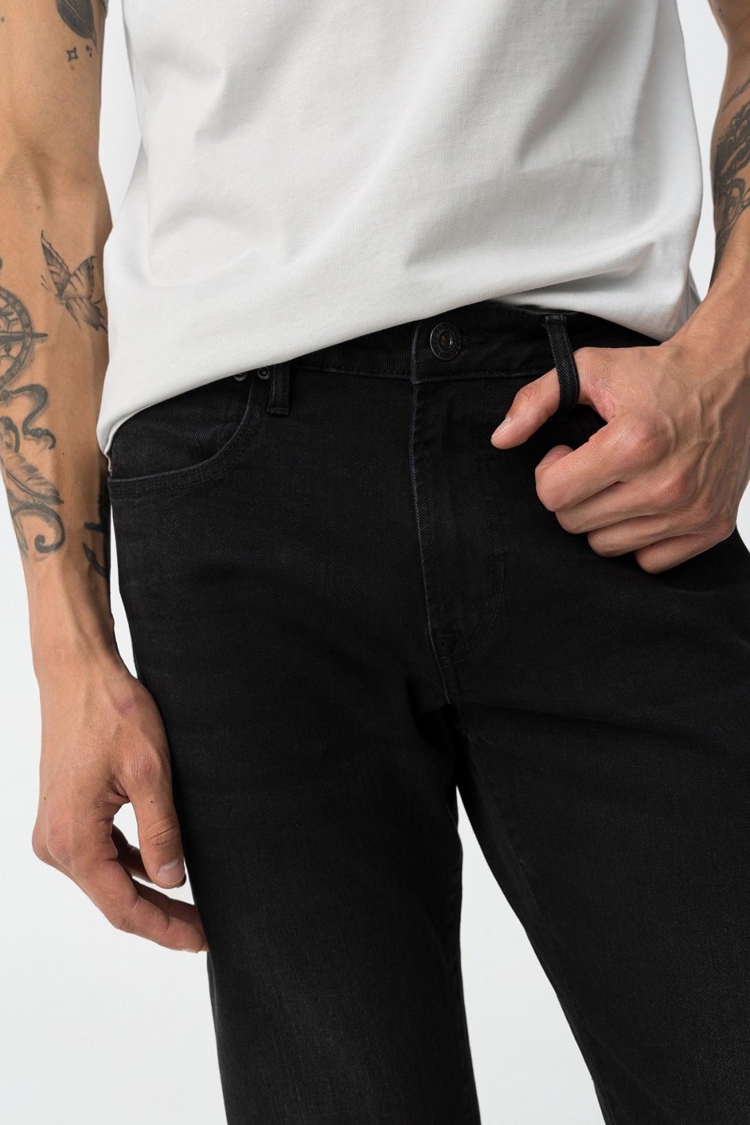 Jeans nero Dylan_106 - dettaglio close-up vita e tasche frontali con bottone e zip metallici
