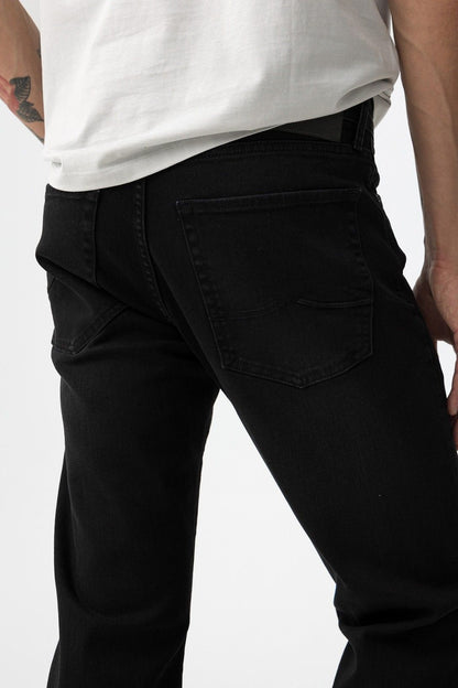 Jeans uomo nero Dylan_106 Tiffosi - dettaglio tasche posteriori e vestibilità slim fit
