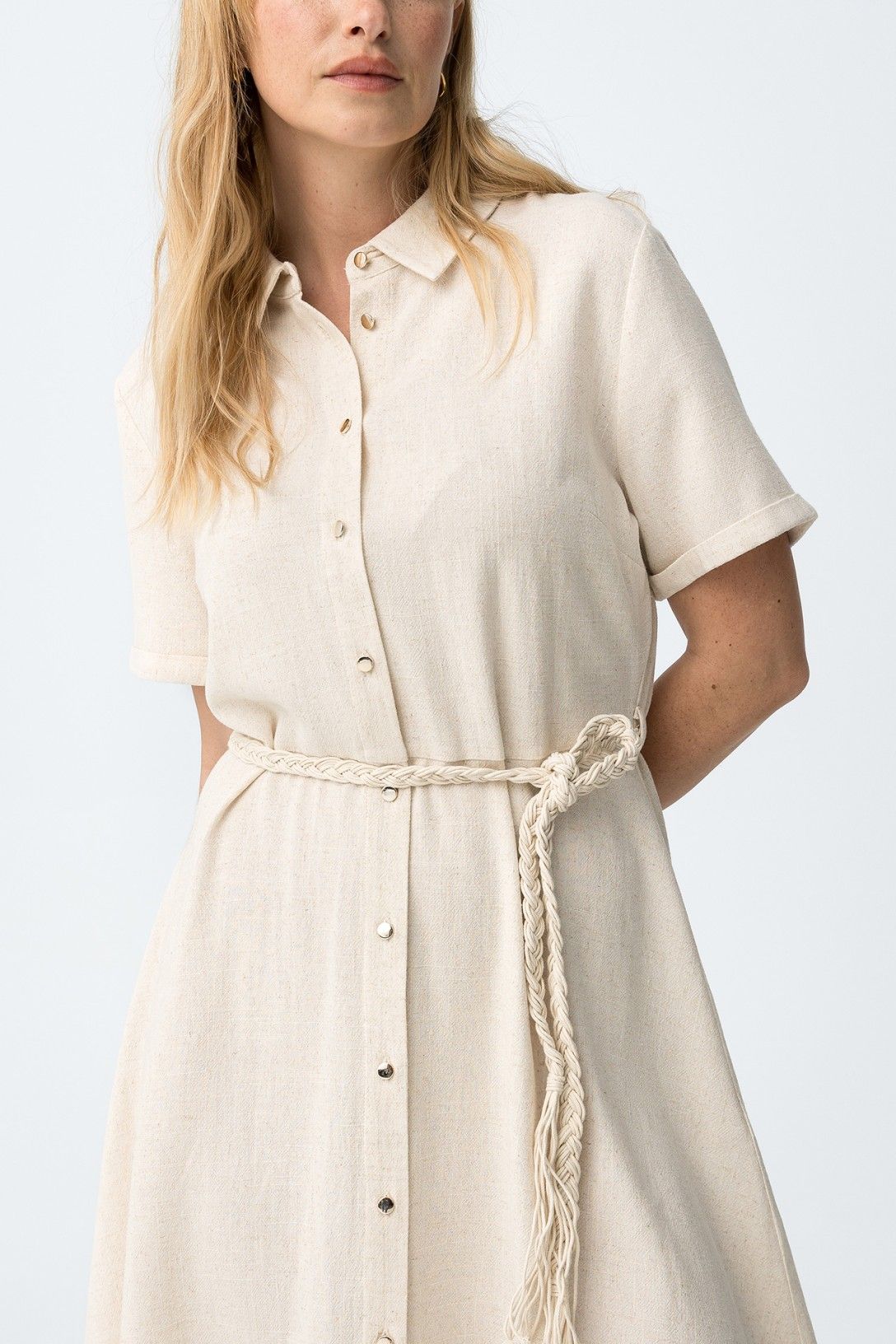 Dettaglio bottoni frontali abito donna Early beige, maniche corte
