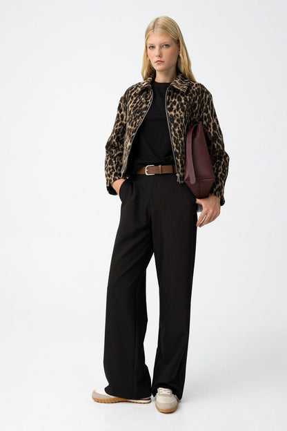 Pantalone Elora nero donna vita alta con cintura ecopelle - look completo vista frontale
