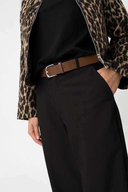 Pantalone Elora nero donna - dettaglio styling con cintura ecopelle marrone e giacca leopardata
