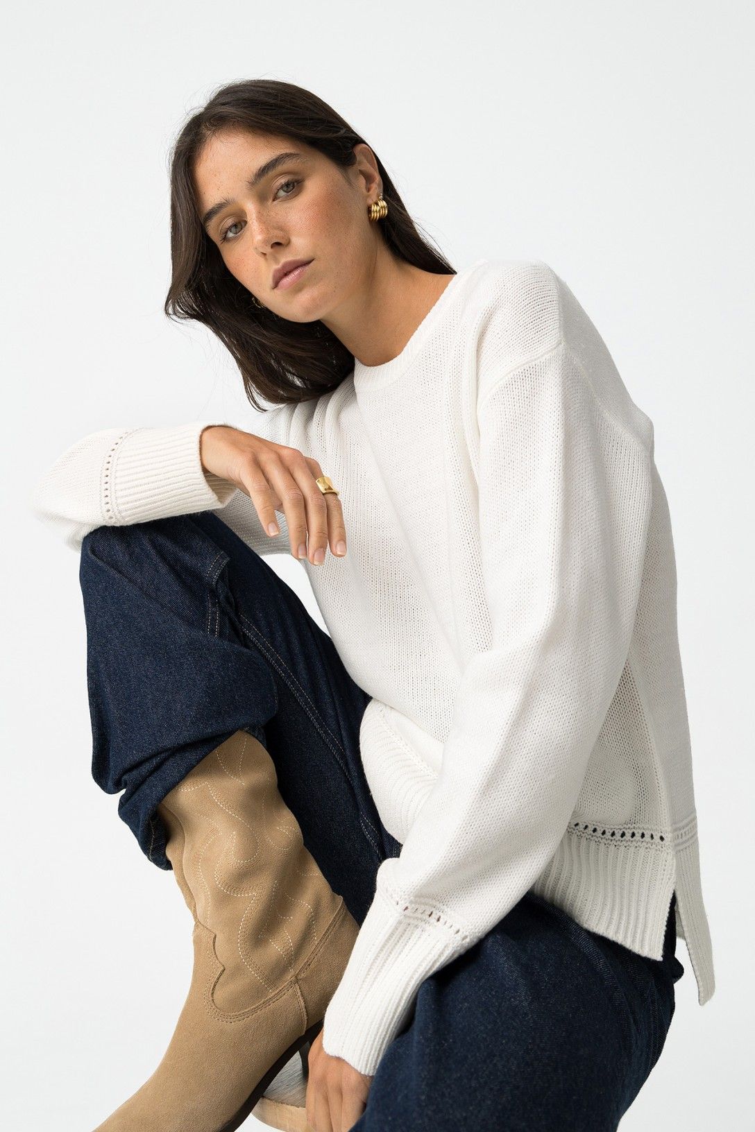 Maglione Eternal donna colore bianco - vista laterale con taglio asimmetrico