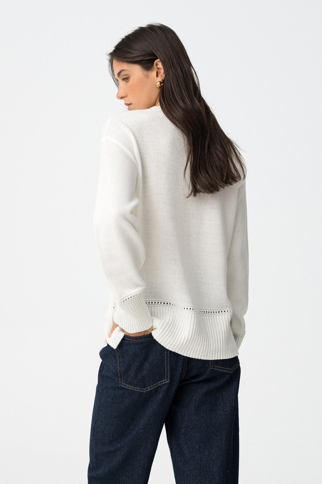Maglione Eternal donna bianco - vista posteriore con dettaglio taglio asimmetrico