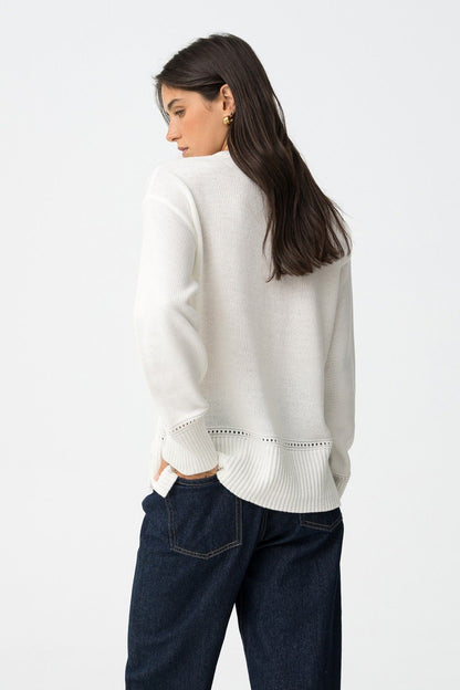 Maglione Eternal donna bianco - vista posteriore con dettaglio taglio asimmetrico