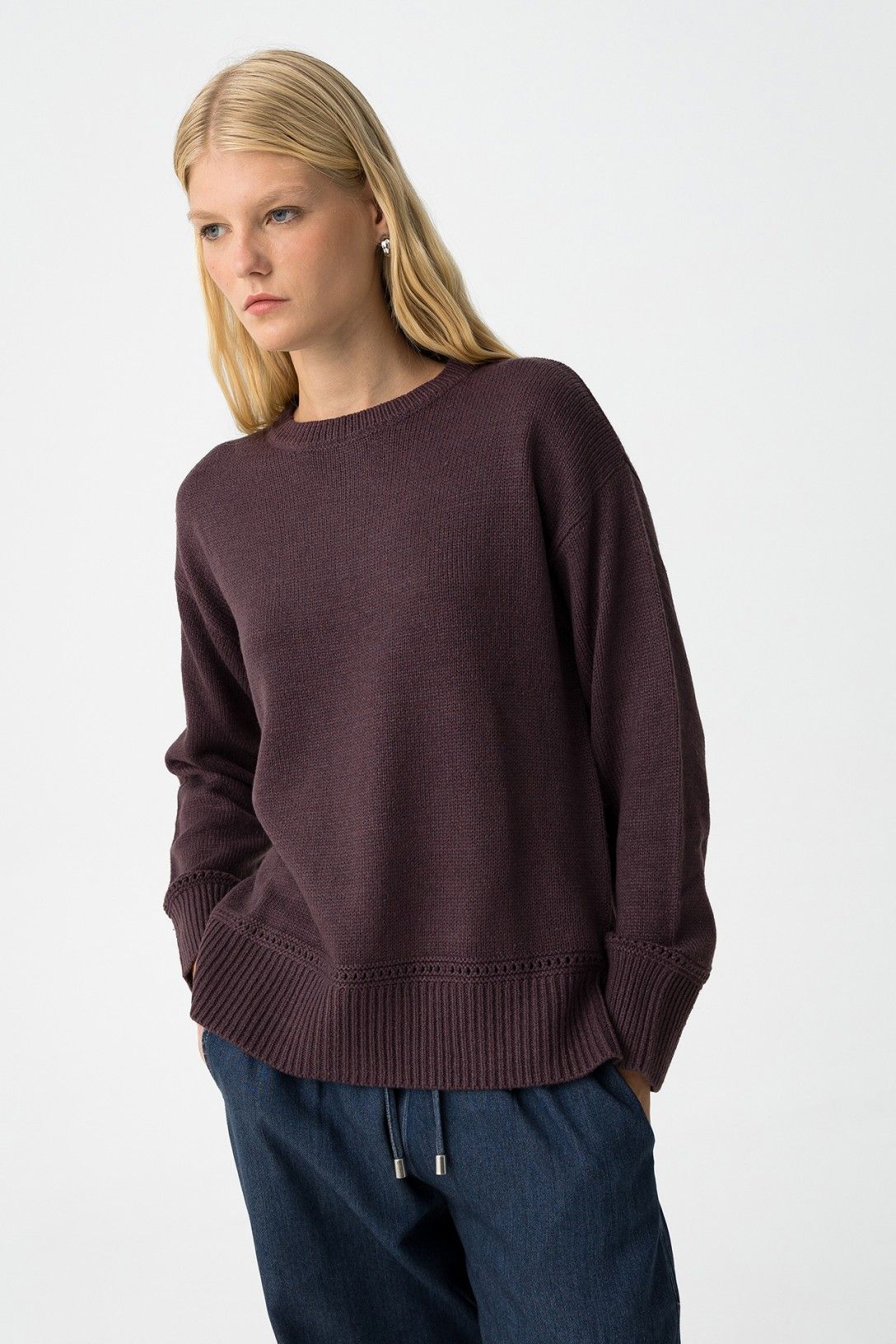Maglione Eternal donna colore wine - look completo indossato con vestibilità perfetta