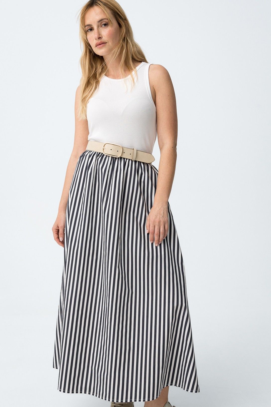 Abito donna Fiji cotone righe bianco blu - dettaglio gonna svasata e vestibilità estiva
