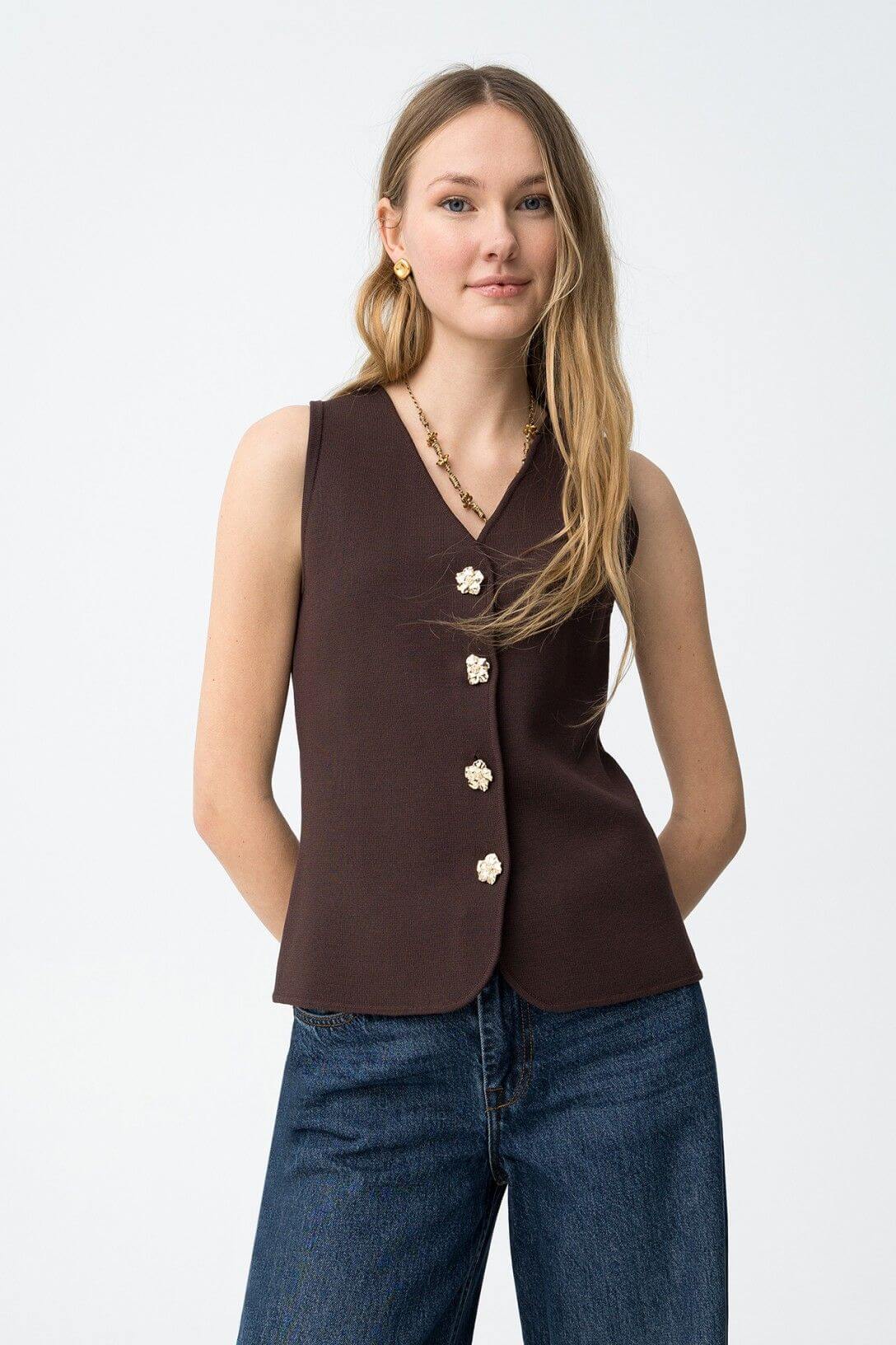 Gilet donna Fleur senza maniche slim-fit bottoni dorati cioccolato - dettaglio vestibilità