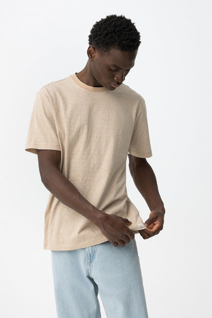 Modello indossa t-shirt Fox  beige - look casual uomo primavera estate
