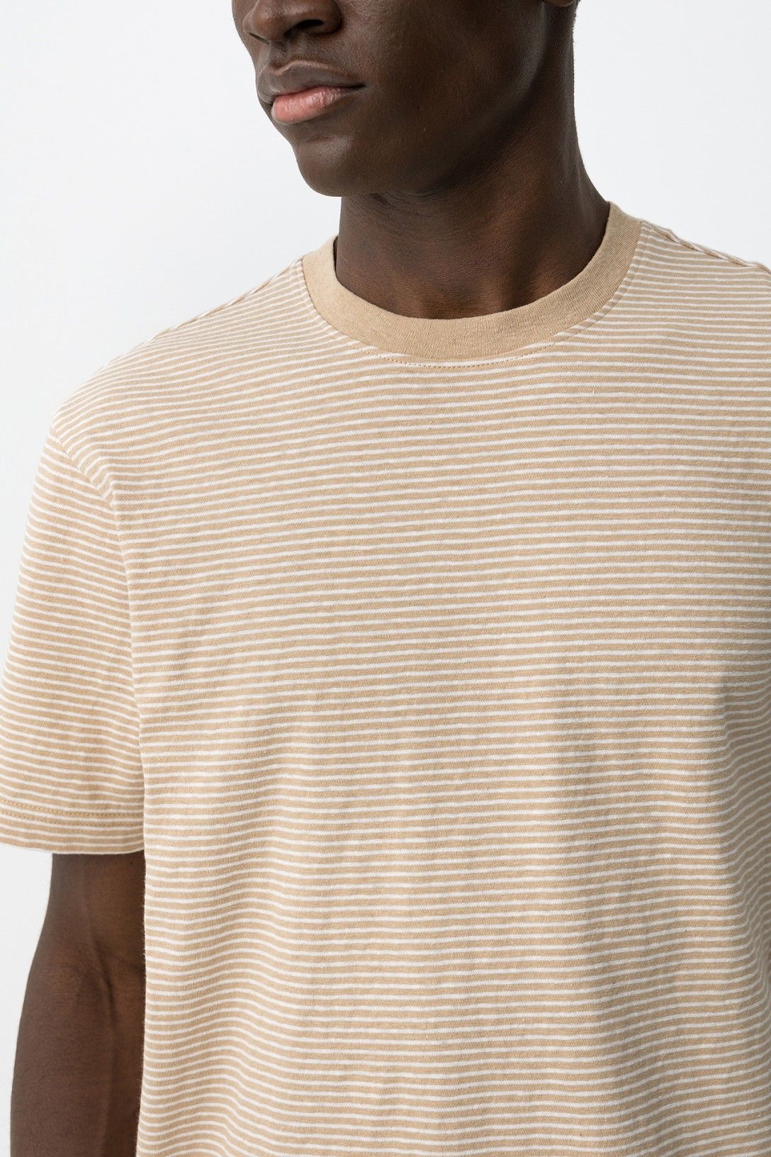 Scollo rotondo t-shirt uomo Fox beige - dettaglio colletto maglietta casual
