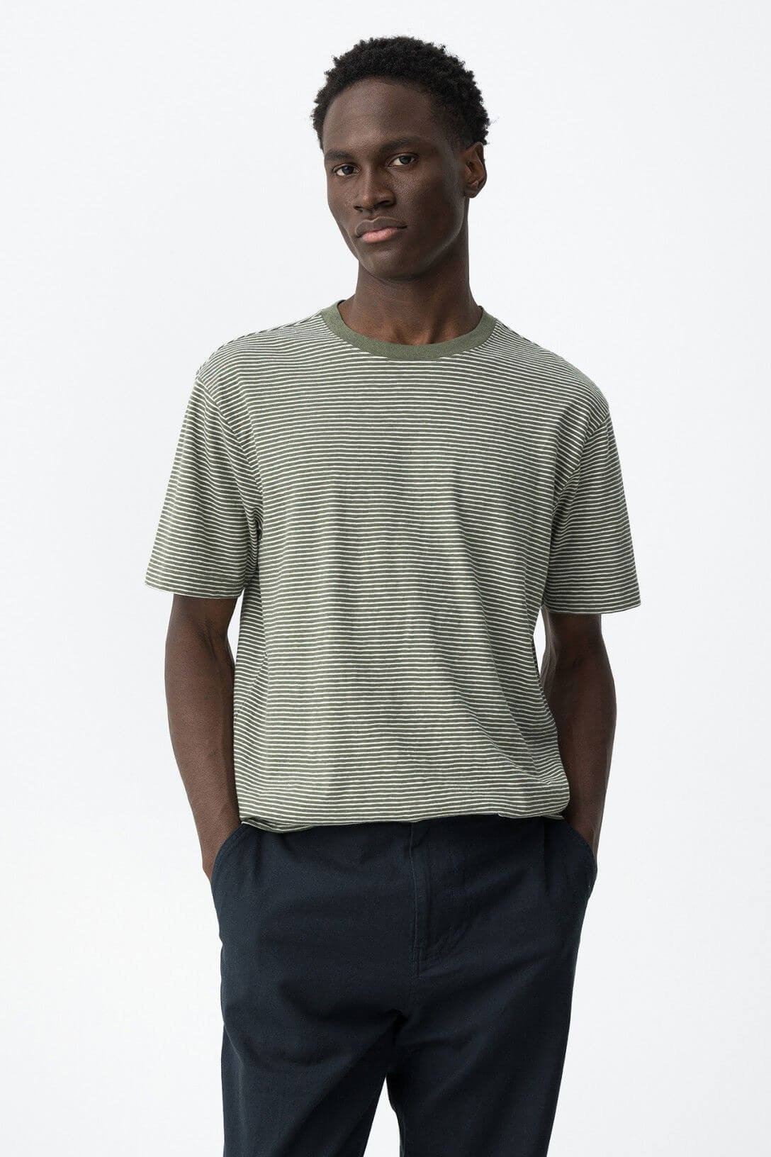 Modello indossa t-shirt uomo Fox verde  - look casual uomo primavera estate