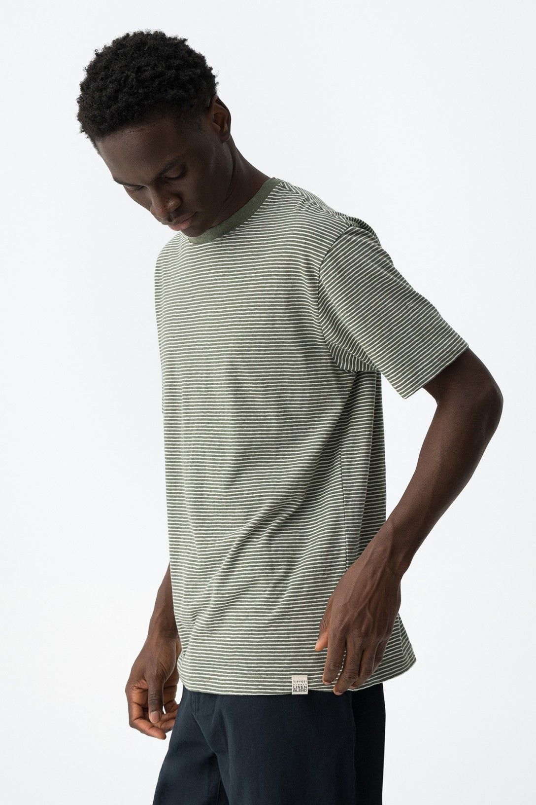 Vista laterale t-shirt uomo Fox verde a righe - vestibilità oversize uomo