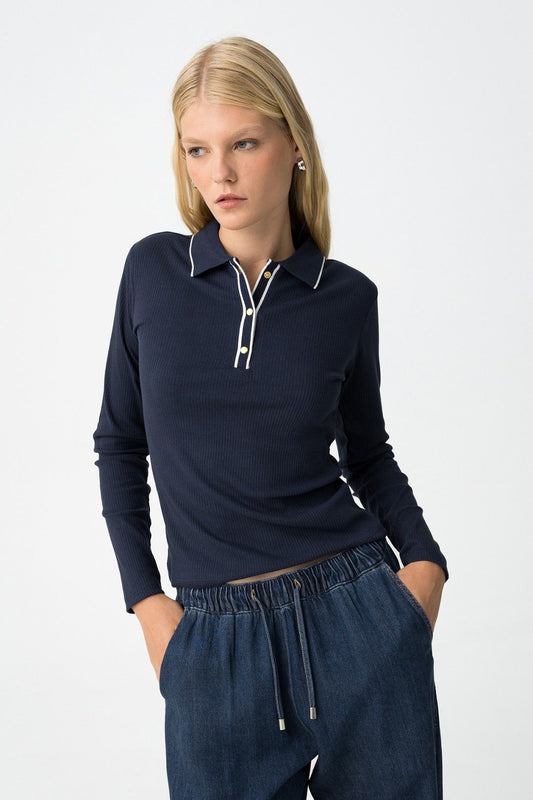 Polo Coste Glacier blu navy - modella che indossa la t-shirt slim fit con colletto polo e bottoni dorati, abbinata a pantaloni denim