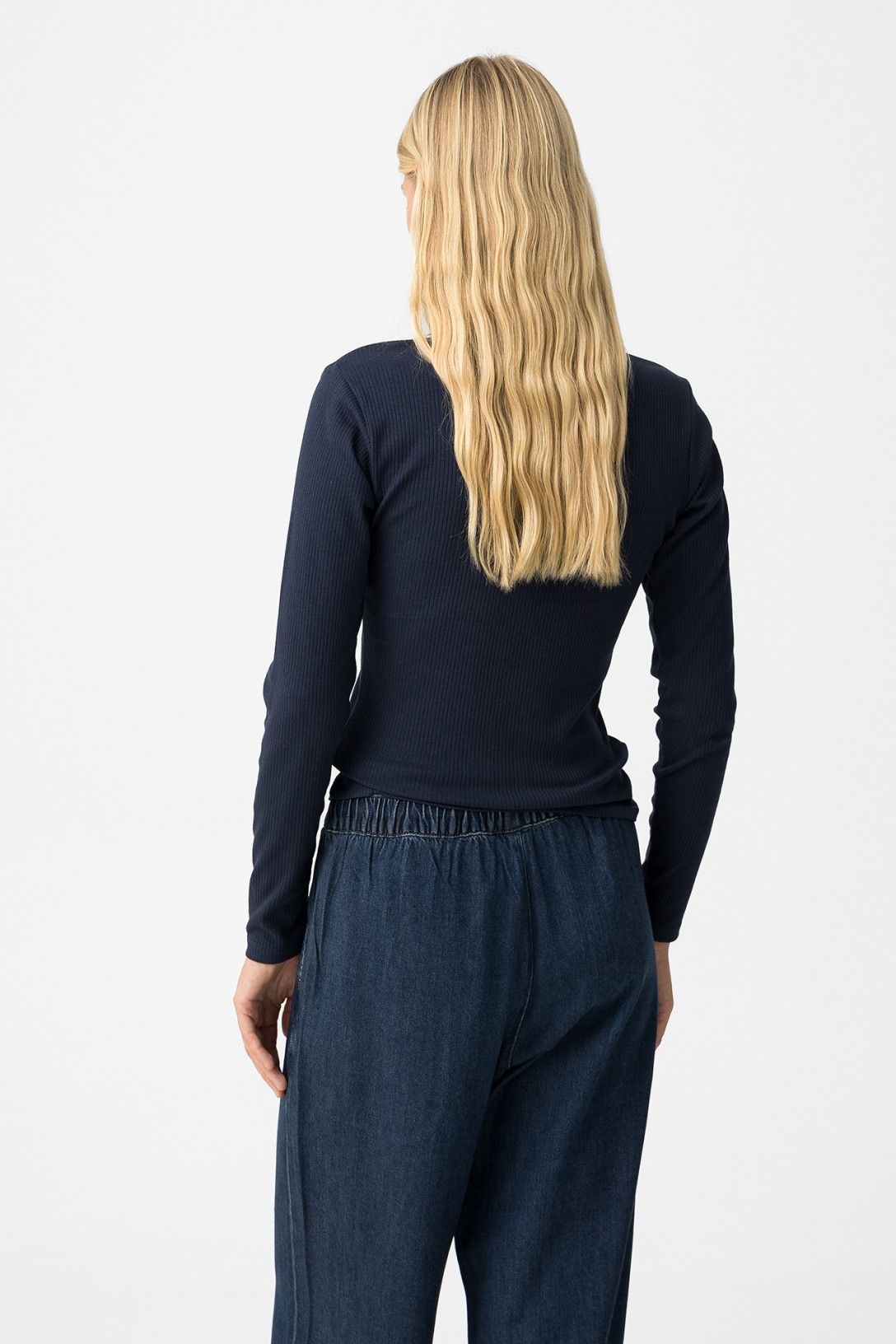 Polo Coste Glacier - vista posteriore che mostra la vestibilità slim fit e la lunghezza della t-shirt a coste blu navy Tiffosi