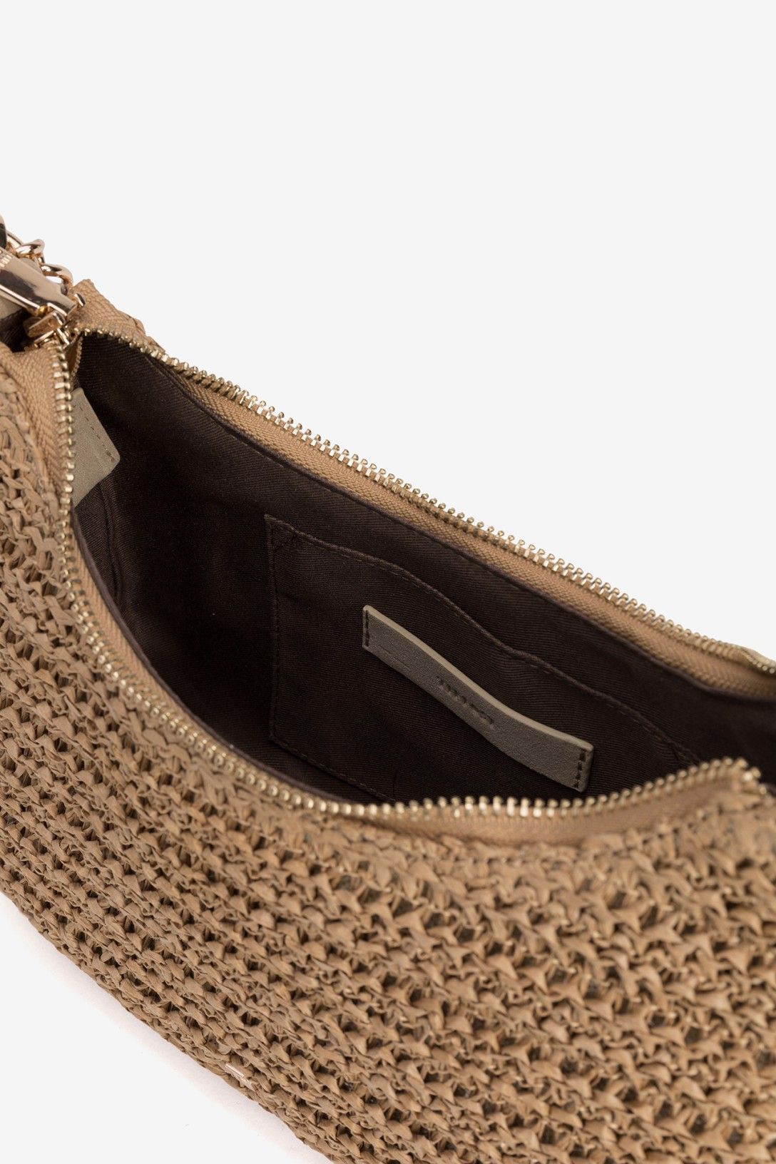 Pochette Gonzales – dettaglio chiusura zip e catenina oro su borsa mezza luna – Frarò
