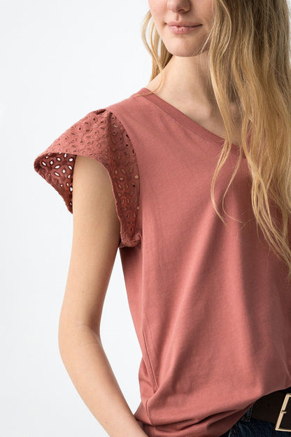 T-shirt donna scollo a V cotone arancio salmone - dettaglio pizzo maniche