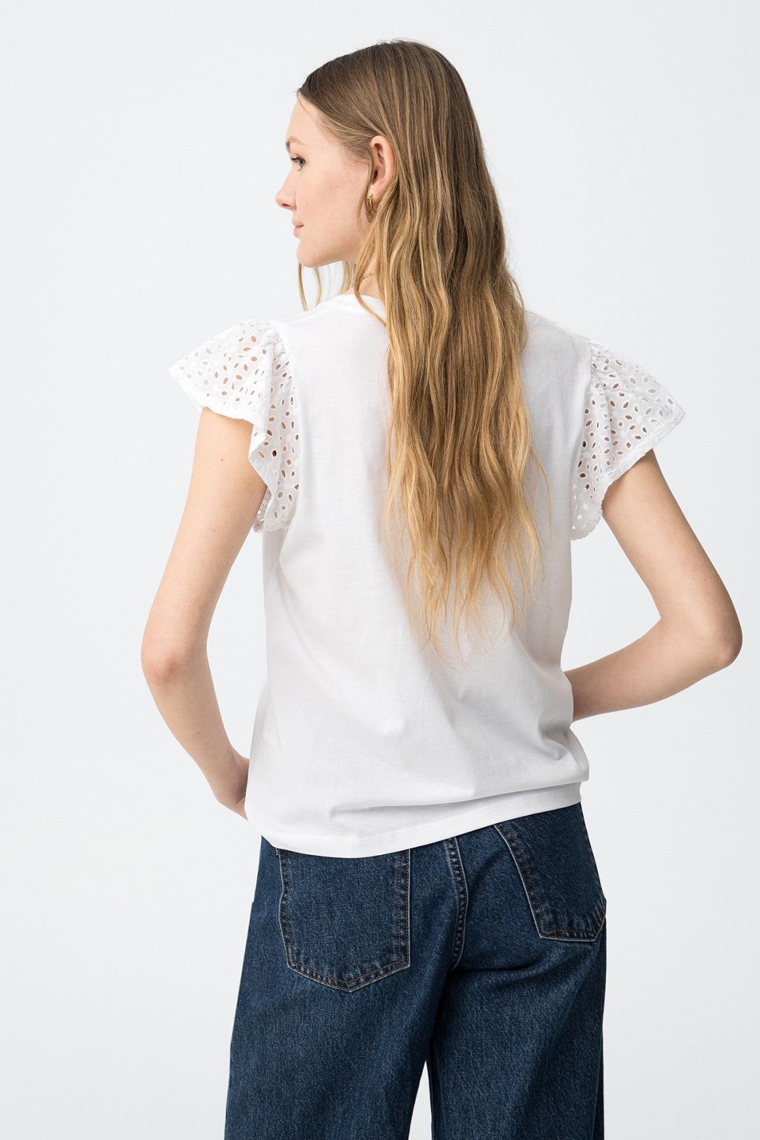 T-shirt donna scollo a V cotone casual chic bianca - abbinamento jeans -vista posteriore