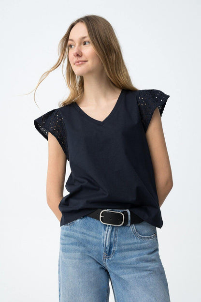 T-shirt donna scollo a V cotone blu - modello indossato casual