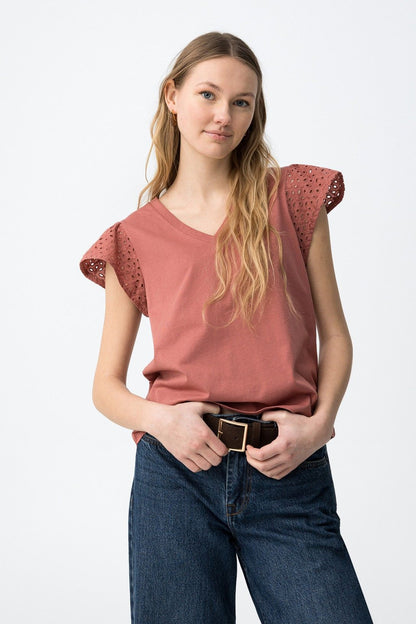 T-shirt donna scollo a V cotone arancio - modello indossato full body