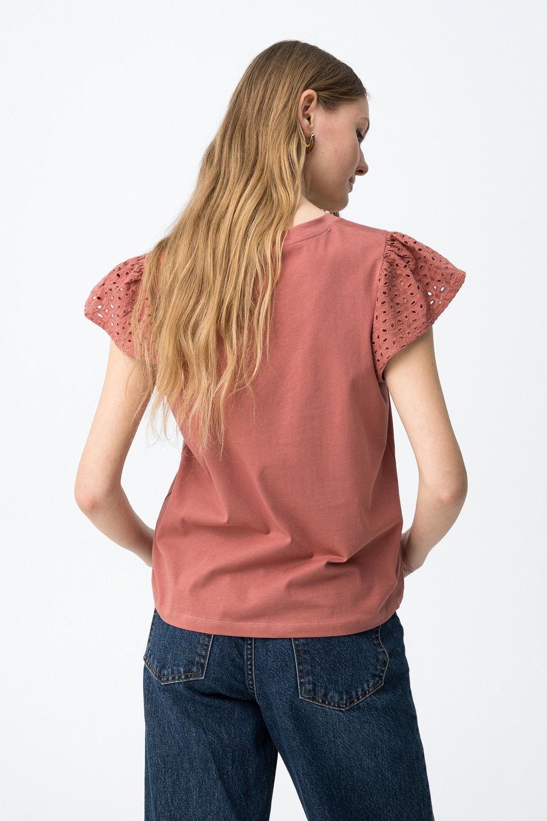 T-shirt donna scollo a V cotone casual chic salmone - abbinamento jeans -vista posteriore