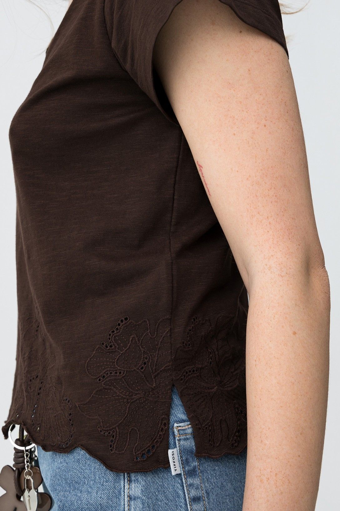 T-shirt donna Hadley scollo V Tiffosi - dettaglio ricamo floreale e spacchetti laterali