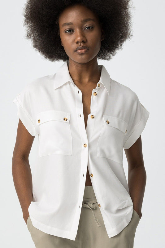 "Camicia bianca Harper con maniche corte, vista frontale"