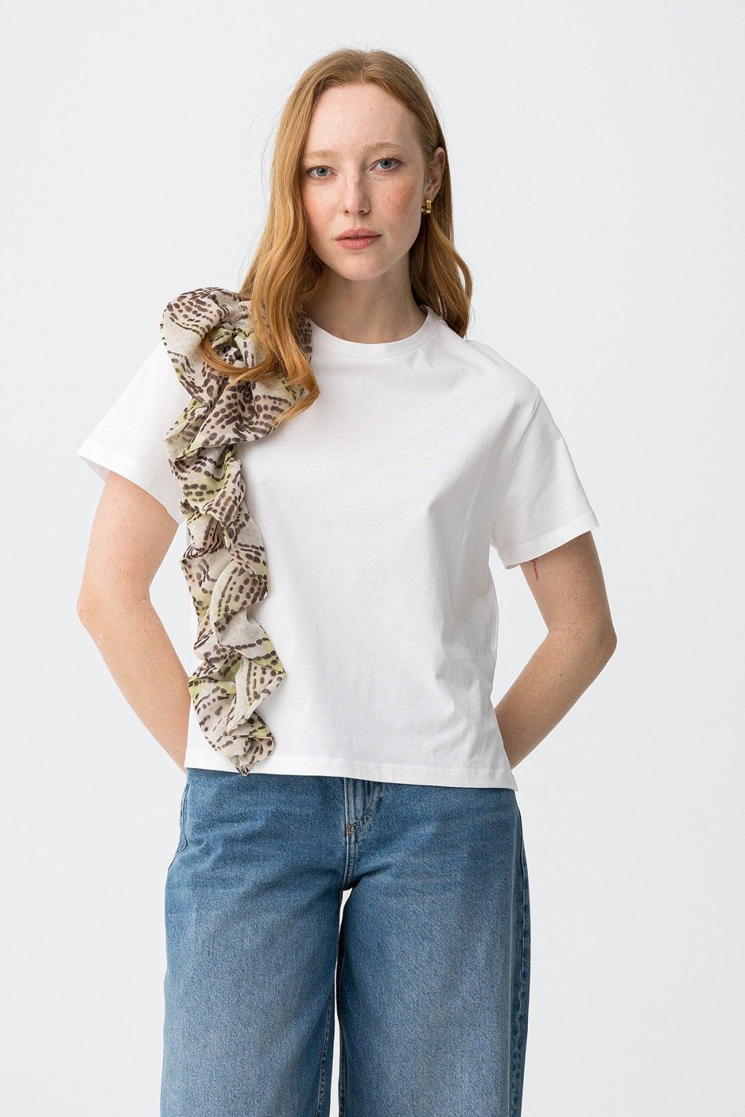 Modella indossa t-shirt donna Haunter écru con dettaglio arricciato - look elegante casual