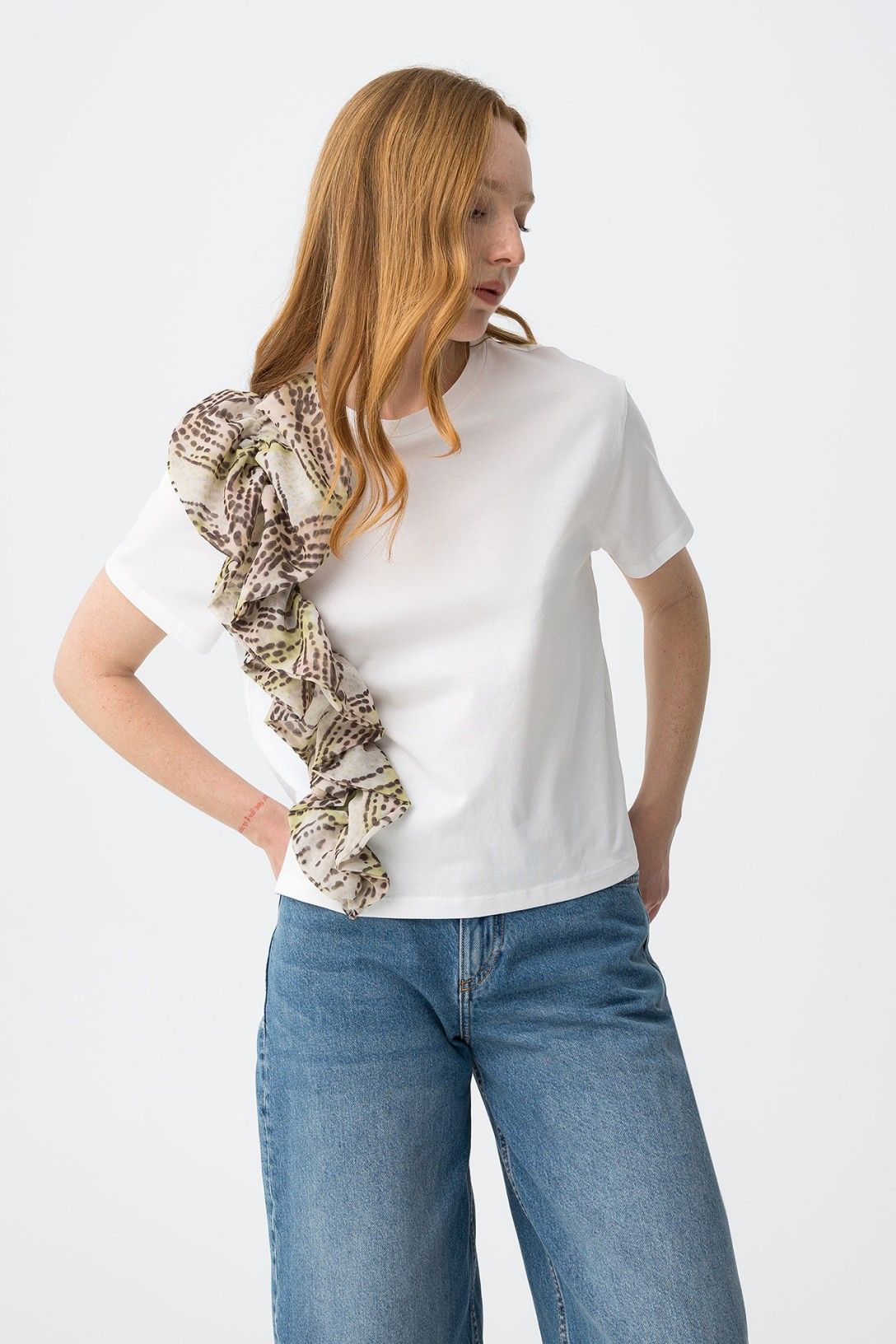 T-shirt donna Haunter écru con dettaglio stampato arricciato sulla spalla - Collezione Estate 26
