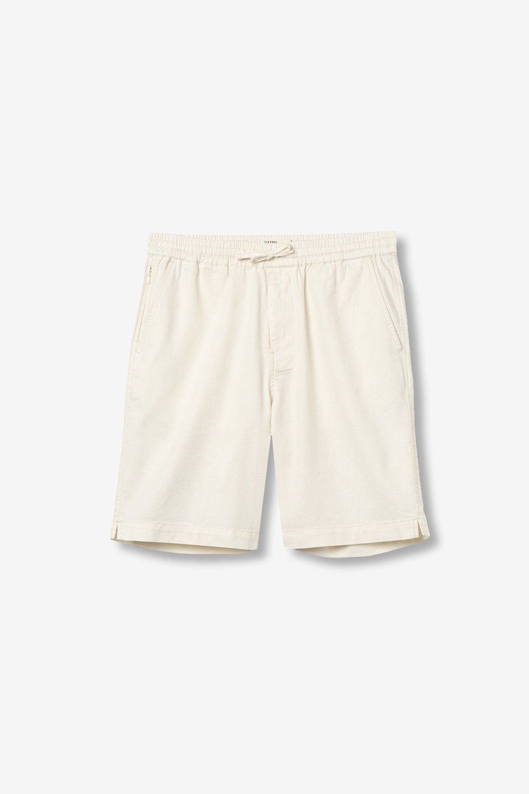 Bermuda uomo Hendrix colore panna, flat lay su sfondo bianco, elastico in vita e tasche america, 85% cotone 15% lino – Tiffosi | Frarò
