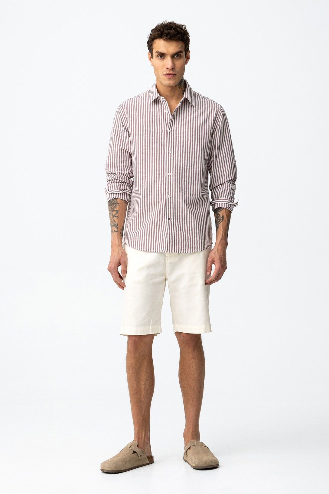 Bermuda uomo Hendrix colore panna indossato, dettaglio vita con elastico e laccetto, abbinato a camicia a righe – Tiffosi | Frarò
