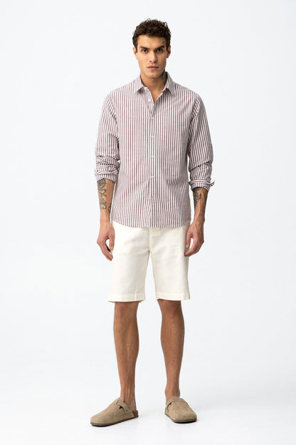 Bermuda uomo Hendrix colore panna indossato, dettaglio vita con elastico e laccetto, abbinato a camicia a righe – Tiffosi | Frarò
