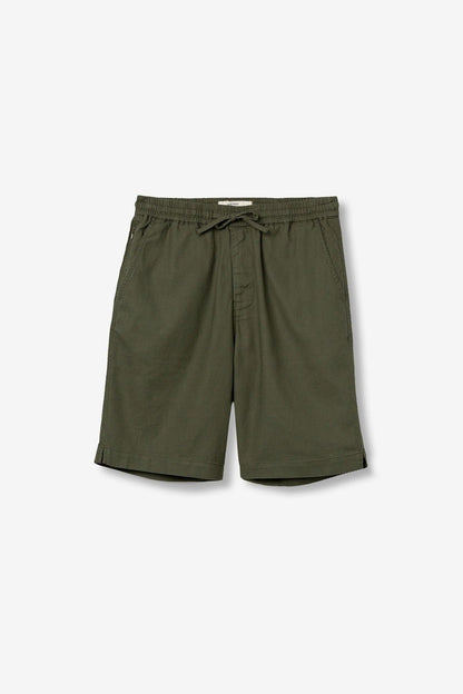 Bermuda uomo Hendrix colore verde militare, flat lay su sfondo bianco, elastico in vita e tasche america, 85% cotone 15% lino – Tiffosi | Frarò

