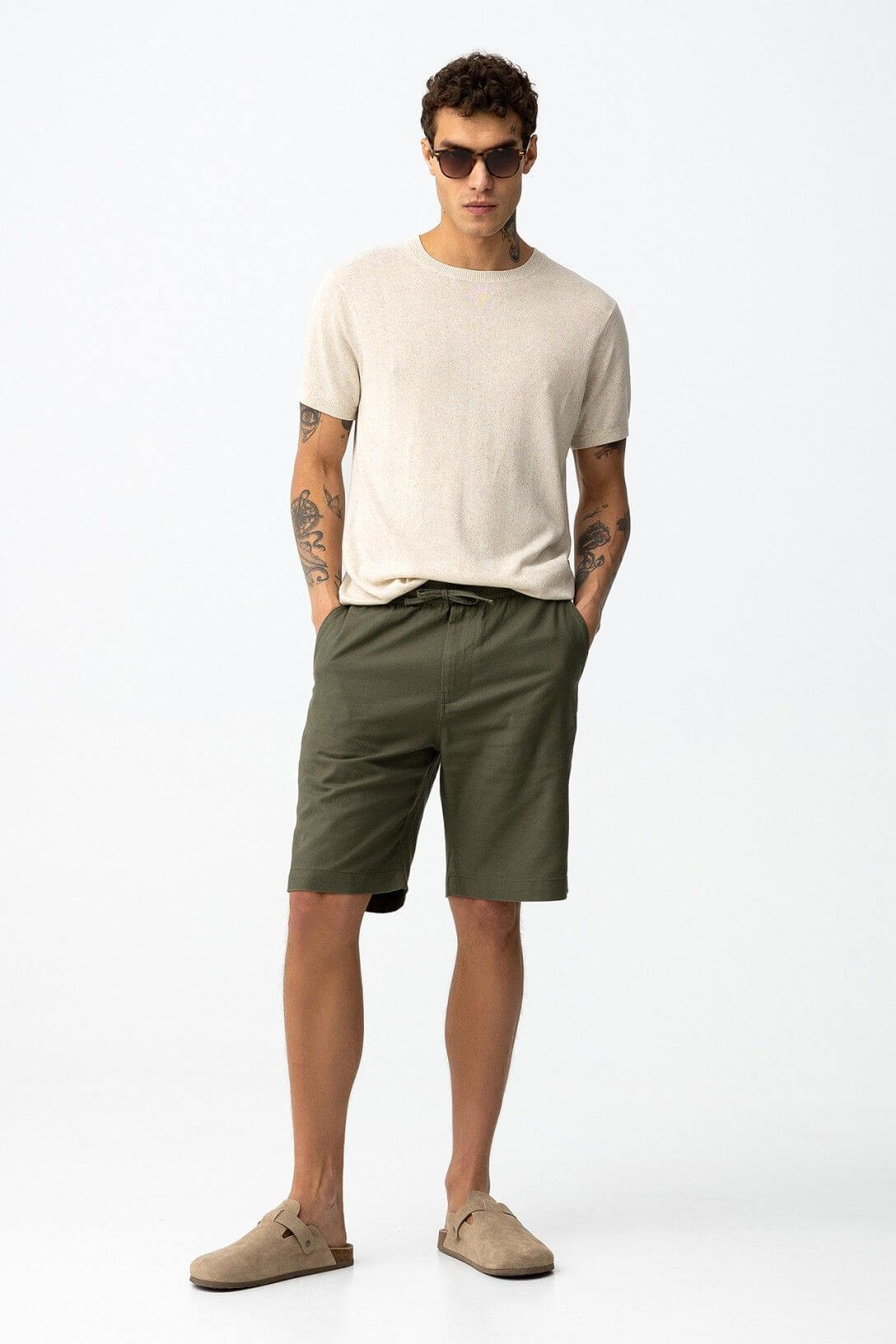 Bermuda uomo Hendrix colore verde militare indossato, vista frontale, elastico in vita, lunghezza al ginocchio – Tiffosi | Frarò
