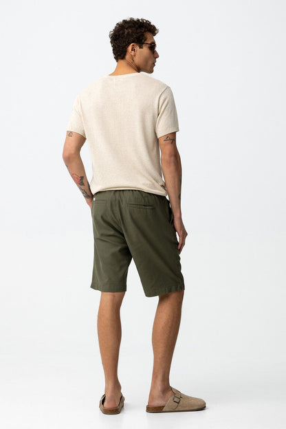 Bermuda uomo Hendrix colore verde militare, vista posteriore indossato, tasche posteriori e elastico in vita – Tiffosi | Frarò
