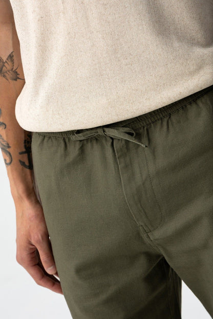 Dettaglio elastico in vita con laccetto del bermuda uomo Hendrix verde militare in cotone e lino – Tiffosi | Frarò

